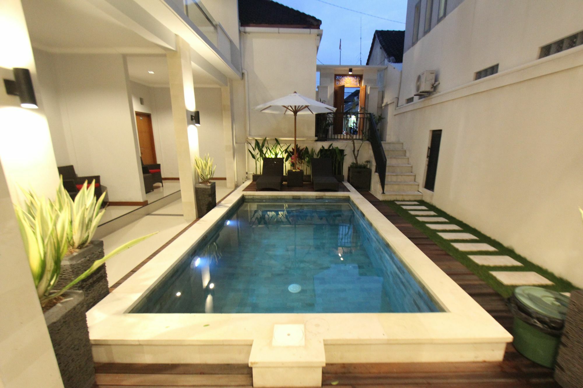 Legian Tom Guest House מראה חיצוני תמונה
