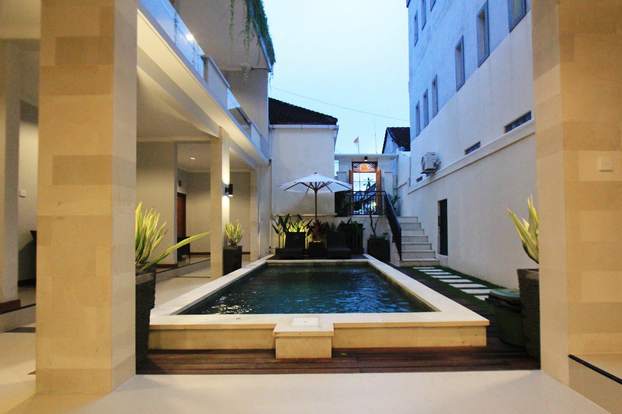 Legian Tom Guest House מראה חיצוני תמונה