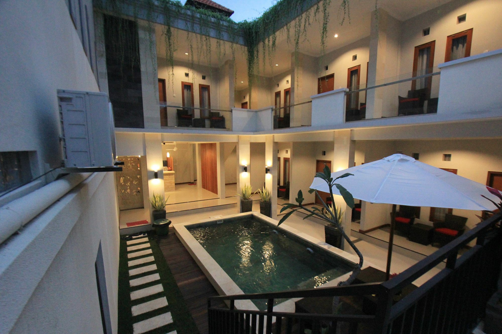 Legian Tom Guest House מראה חיצוני תמונה