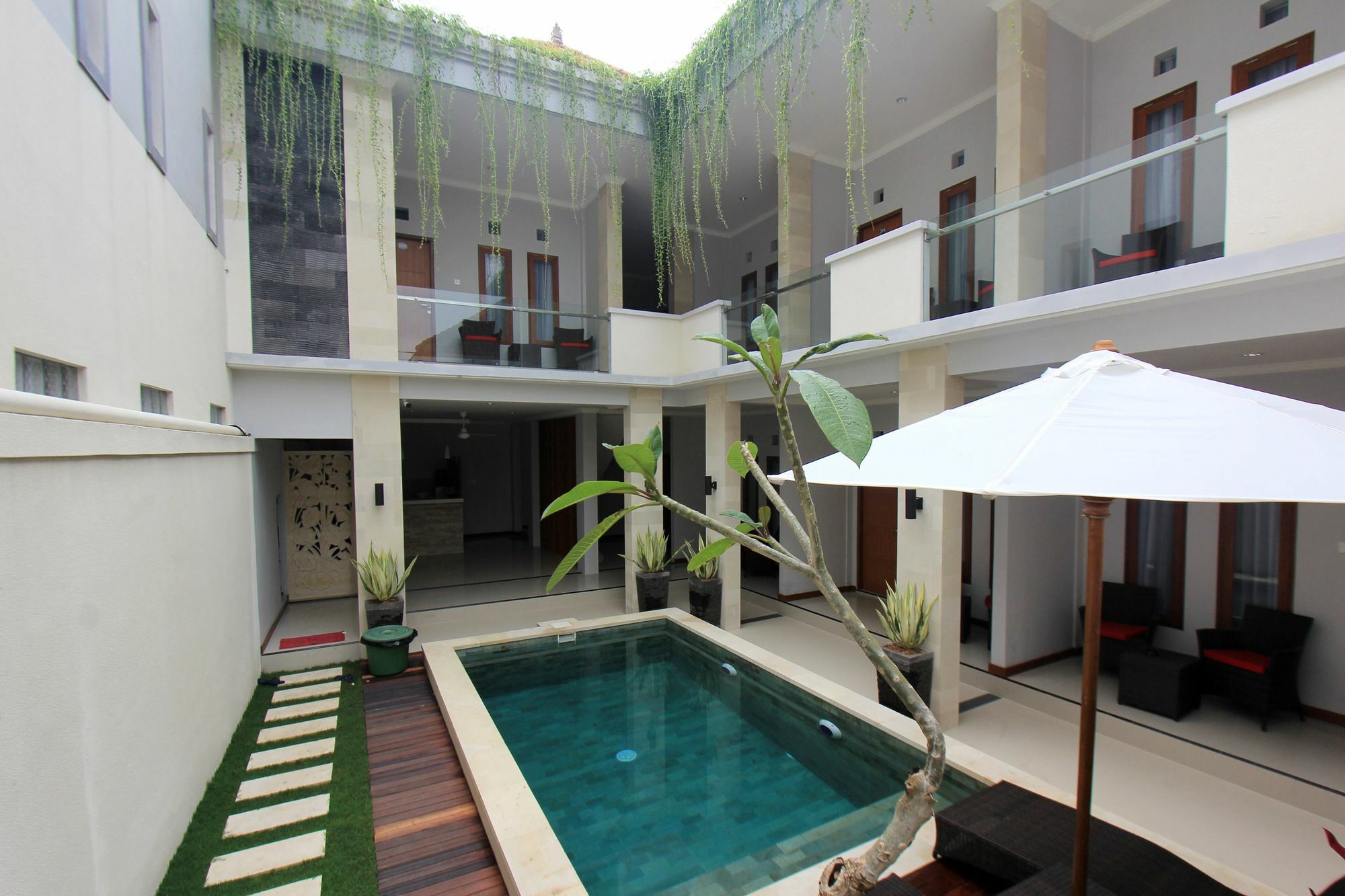 Legian Tom Guest House מראה חיצוני תמונה